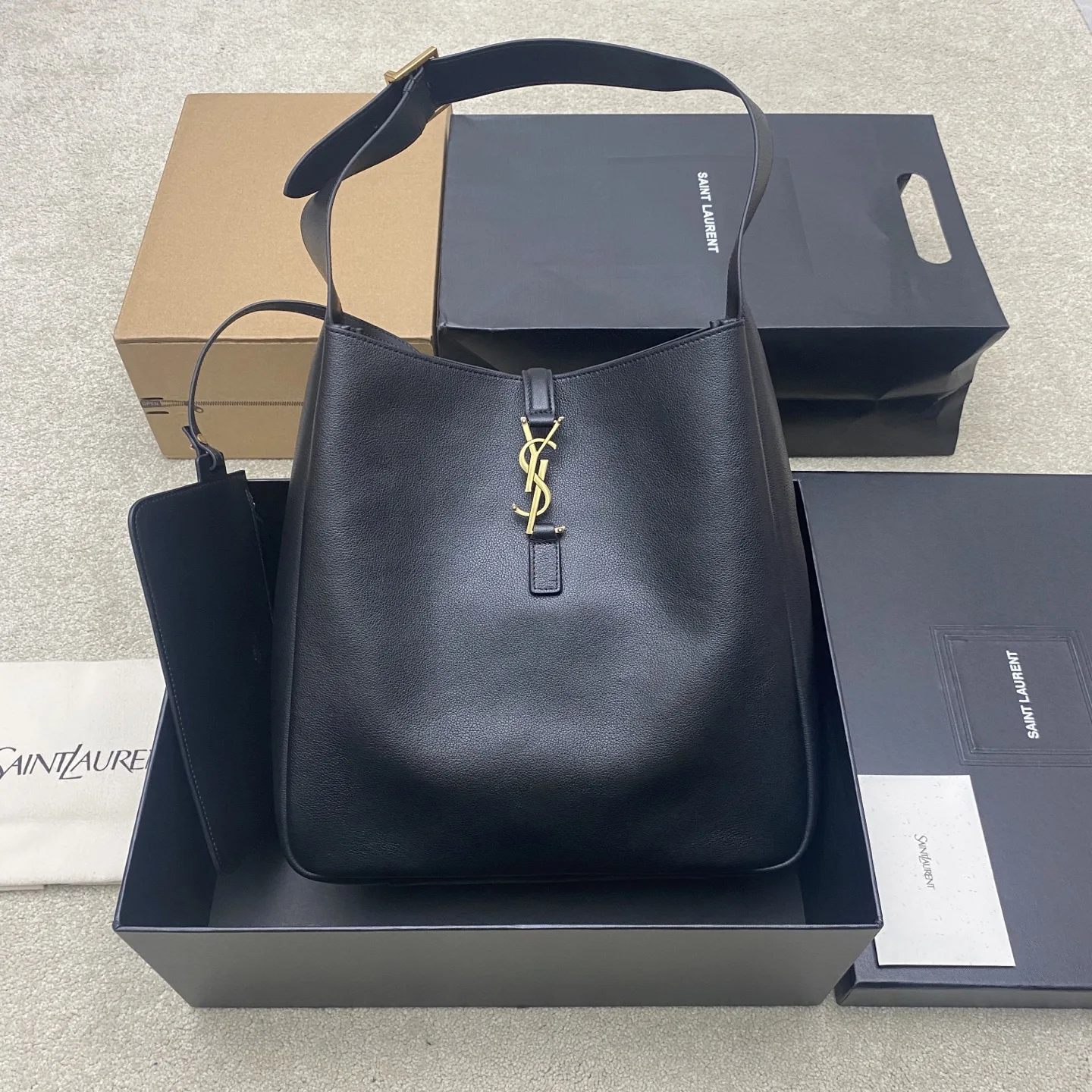 <p>P黑平纹/金YSL 全新升级版带小包 Hobo腋下包 黑色头层牛皮+金色Logo 简约又高级 肩带可调节 单肩/手提都OK 通勤休闲都能搭 内部有隔层和拉链袋 收纳超方便 皮质柔软轻盈 容量适中 日常用品轻松装下 搭配杜邦纸内胆包 底部更稳 空间更整洁 实用又时髦 是YSL经典热门款 </p><p>型号 850545</p><p>尺寸 30x31x13cm</p>