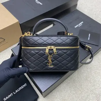 <p>P黑羊皮/金原厂皮 精品专供</p><p>最新爆款𝙈𝙞𝙣𝙞羊皮革肩带手拿包化妆包到货 环绕式拉链手拿包 饰以𝙇𝙀 𝘾𝘼𝙎𝙎𝘼𝙉𝘿𝙍𝙀和菱形绗缝包缝 羊皮内衬 古铜色配件拉链开合一个卡片槽位 此款多功能单品配有皮革顶部提手和可调节可拆卸肩带 可肩背或斜挎 </p><p>型号 766731 原厂皮 </p><p>尺寸 18×11×6.5𝙘𝙢 </p>