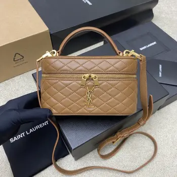 <p>P棕羊皮/金原厂皮 精品专供</p><p>最新爆款𝙈𝙞𝙣𝙞羊皮革肩带手拿包化妆包到货 环绕式拉链手拿包 饰以𝙇𝙀 𝘾𝘼𝙎𝙎𝘼𝙉𝘿𝙍𝙀和菱形绗缝包缝 羊皮内衬 古铜色配件拉链开合一个卡片槽位 此款多功能单品配有皮革顶部提手和可调节可拆卸肩带 可肩背或斜挎 </p><p>型号 766731 原厂皮 </p><p>尺寸 18×11×6.5𝙘𝙢 </p>