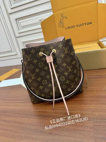 <p>独家(正品原厂进口皮)首发型号 M44022私品 163动态UID  进口菱形面料  品质和材料第九次再次升级 专柜同步 动态电子芯片 礼品袋 保护纸 铜版电子标签 合格证 皮料是正品代工厂意大利A级树膏皮 私品 是在于品质 五金 面料 手工 油边 是A级出品 拍摄图跟产品一致.尺寸 26x26x17.5CM</p>