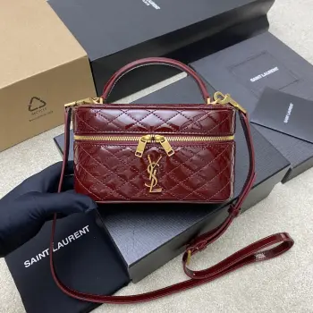 <p>P酒红漆皮/古金原厂皮 精品专供</p><p>最新爆款𝙈𝙞𝙣𝙞羊皮革肩带手拿包化妆包到货 环绕式拉链手拿包 饰以𝙇𝙀 𝘾𝘼𝙎𝙎𝘼𝙉𝘿𝙍𝙀和菱形绗缝包缝 羊皮内衬 古铜色配件拉链开合一个卡片槽位 此款多功能单品配有皮革顶部提手和可调节可拆卸肩带 可肩背或斜挎 </p><p>型号 766731 原厂皮 </p><p>尺寸 18×11×6.5𝙘𝙢 </p>