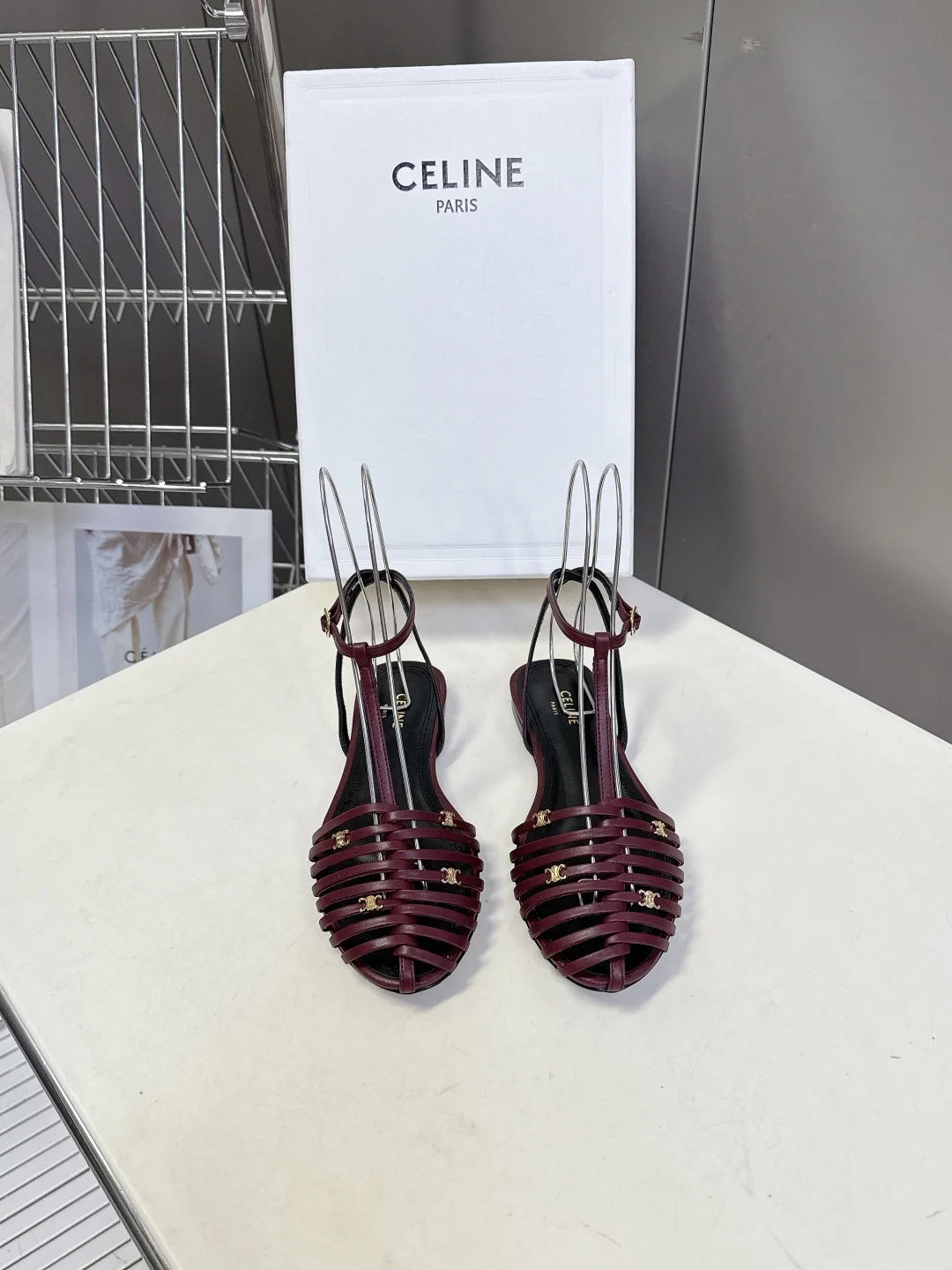 原单赛琳女鞋|高仿赛琳女鞋|精仿赛琳女鞋|一比一赛琳女鞋<p> CELINE思琳2026春夏罗马风编织包头凉鞋</p><p>超多明星网红种草 这是品牌法式极简美学的代表单品 完美适配夏日度假 日常通勤等多场景穿搭 鞋头采用多根平行皮革条编织成包头笼状设计 既复古又透气 是罗马凉鞋的经典素 同时修饰脚型 鞋垫处压印清晰的