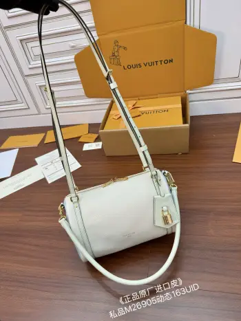 <p>独家(正品原厂进口皮)首发型号 M26905私品 163动态UID  进口菱形面料  品质和材料第九次再次升级 专柜同步 动态电子芯片 礼品袋 保护纸 铜版电子标签 合格证 皮料是正品代工厂意大利A级树膏皮 私品 是在于品质 五金 面料 手工 油边 是A级出品 拍摄图跟产品一致.尺寸 26x17x13.5CM</p>