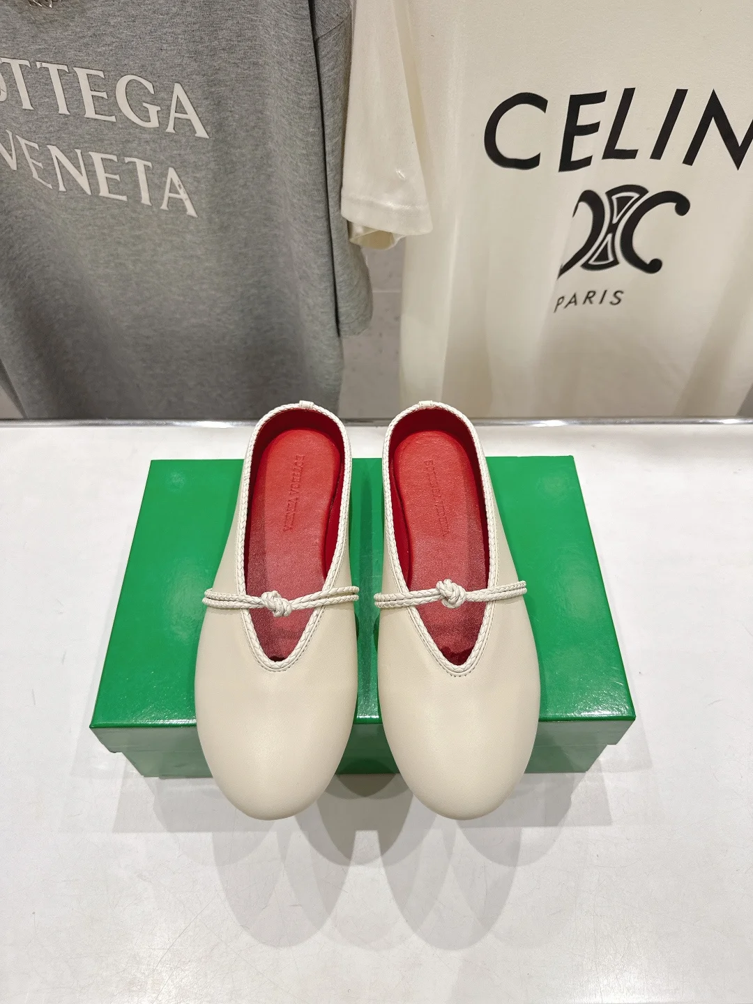 原单BV女鞋|高仿BV女鞋|精仿BV女鞋|一比一BV女鞋<p>Bottega Veneta/BV F065 2026ss新款结绳玛丽珍半包拖鞋乐福鞋 </p><p>高定的配色 BV Rosa 芭蕾舞鞋 平底设计 柔软舒适 内置垫脚 云朵般舒适 </p><p>手工编织花边 镶嵌鞋口 超级柔软舒适 </p><p>鞋面车线选用意大利电脑针车 做工精细 采用热熔胶定型鞋头 后跟 易回弹不变形 码数 35-42 40.41.42订做不退换 </p>