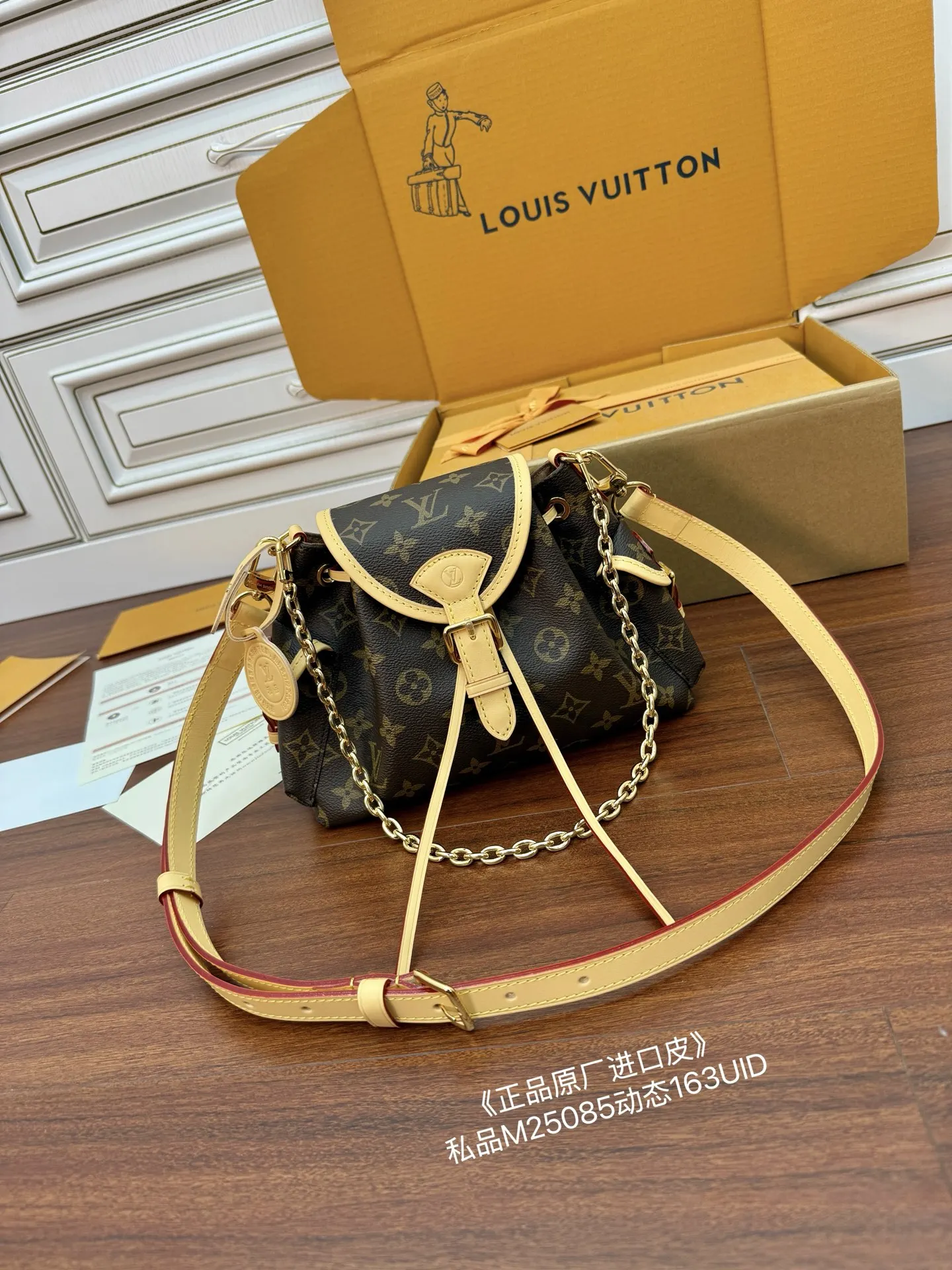 原单LV女包|高仿LV女包|精仿LV女包|一比一LV女包<p>独家(正品原厂进口皮)首发型号 M25085私品 163动态UID  进口菱形面料  品质和材料第九次再次升级 专柜同步 动态电子芯片 礼品袋 保护纸 铜版电子标签 合格证 皮料是正品代工厂意大利A级树膏皮 私品 是在于品质 五金 面料 手工 油边 是A级出品 拍摄图跟产品一致.尺寸 27x17x12CM</p>