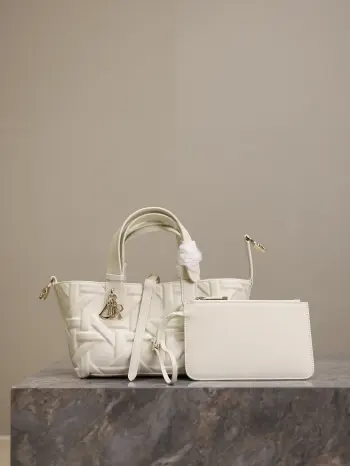 <p>小号 Dior Toujours 手袋 白色压花菱格 </p><p>这款 Dior Toujours 手袋休闲实用 别具一格 采用白色牛皮革精心制作 饰以 Graphic 藤格纹图案 以 3D 效果的时尚版本全新演绎 Dior 的经典图案 型号 1188</p>