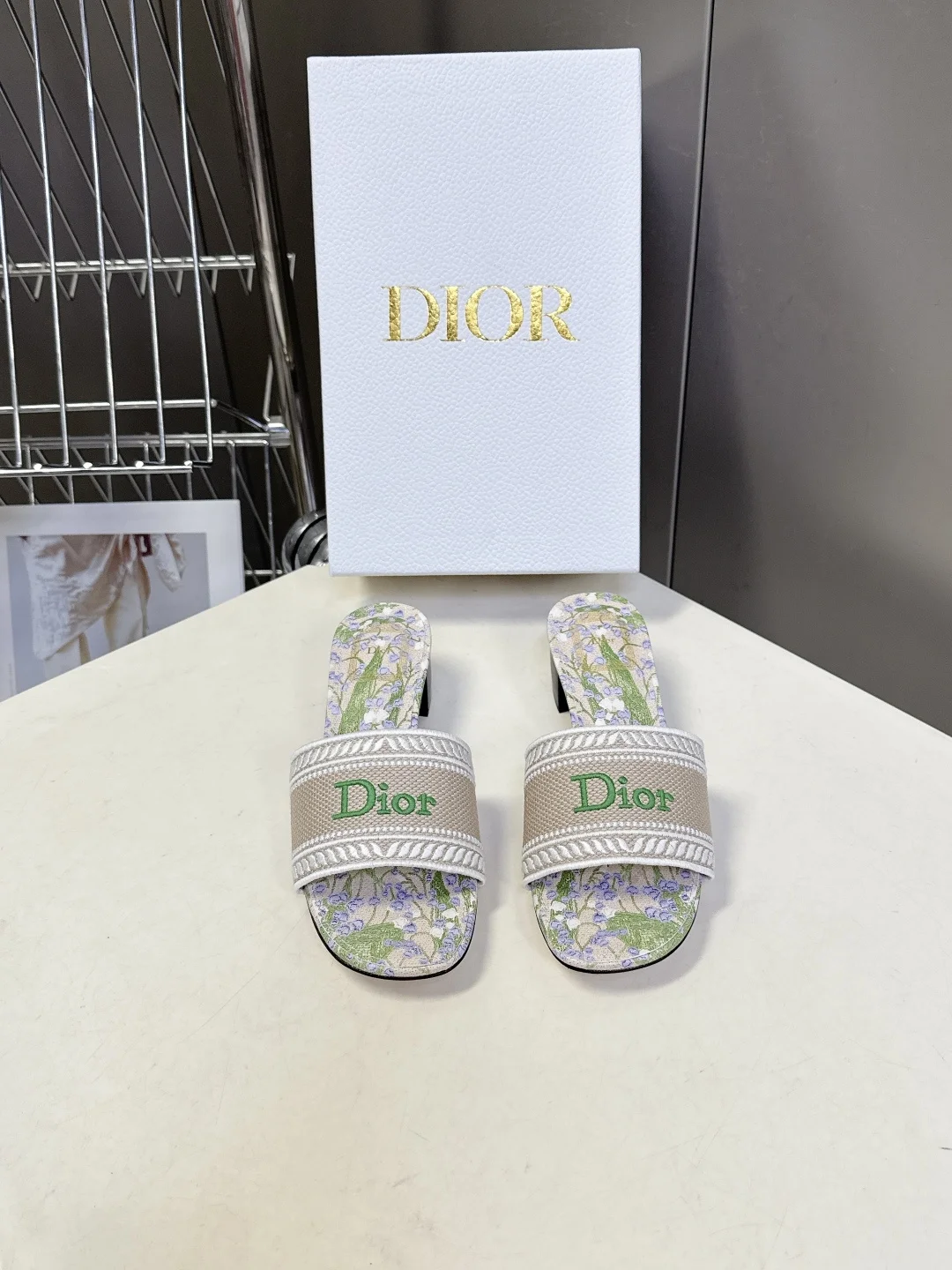 原单迪奥女鞋|高仿迪奥女鞋|精仿迪奥女鞋|一比一迪奥女鞋<p>迪奥Dior2026春夏最新款刺绣粗跟一字拖</p><p>超多明星网红种草 鞋身正面饰有立体刺绣的