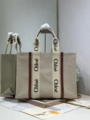 <p>大号棕色 手提包 </p><p>Chloe堪称潮包制作机 就在2021年伊始 有一款默默卖翻的手提袋Woody Tote Bag 在社群掀起极高讨论度 主要原因除了款式美之外 更应容量能装 超高CP值等等优点 让这款帆布包现在据说已经大缺货 入手难度可说不小 型号 6691</p>