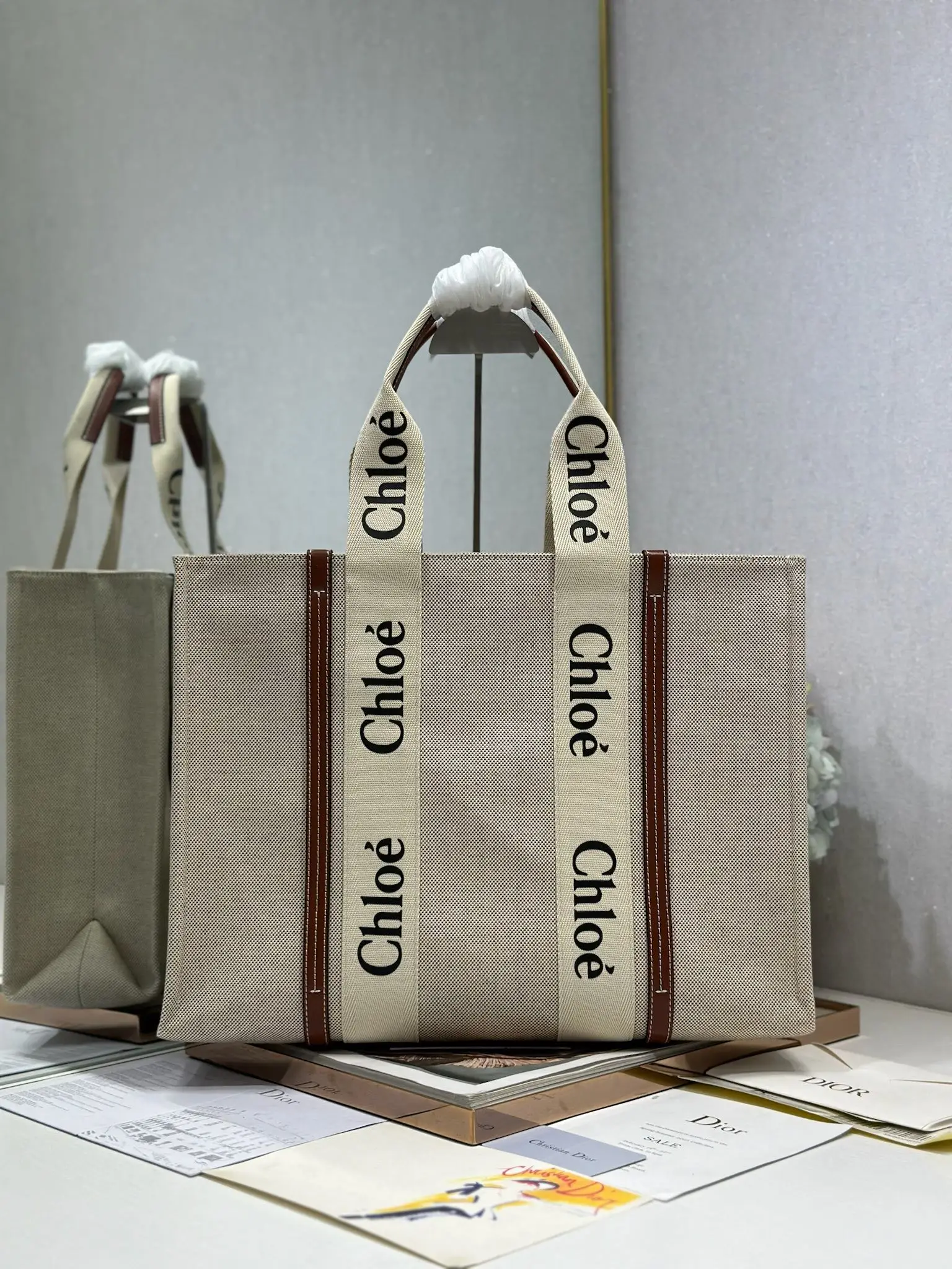 <p>大号棕色 手提包 </p><p>Chloe堪称潮包制作机 就在2021年伊始 有一款默默卖翻的手提袋Woody Tote Bag 在社群掀起极高讨论度 主要原因除了款式美之外 更应容量能装 超高CP值等等优点 让这款帆布包现在据说已经大缺货 入手难度可说不小 型号 6691</p>