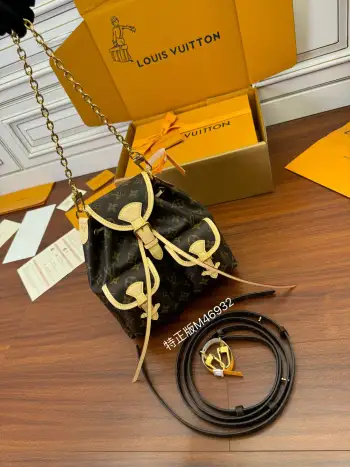 <p>独家首发型号 特正版M46932 品质 全面再次升级 专柜同步电子芯片内码 新礼盒 礼品袋 保护纸 铜版电子标签 合格证  皮和料是正品代工厂意大利A级出品 正品进口托底 特正版 :是在于品质 五金 面料 手工 油边 A级高品质出品 全面再次升级 拍摄图跟产品一致.尺寸 21x23x10CM</p>