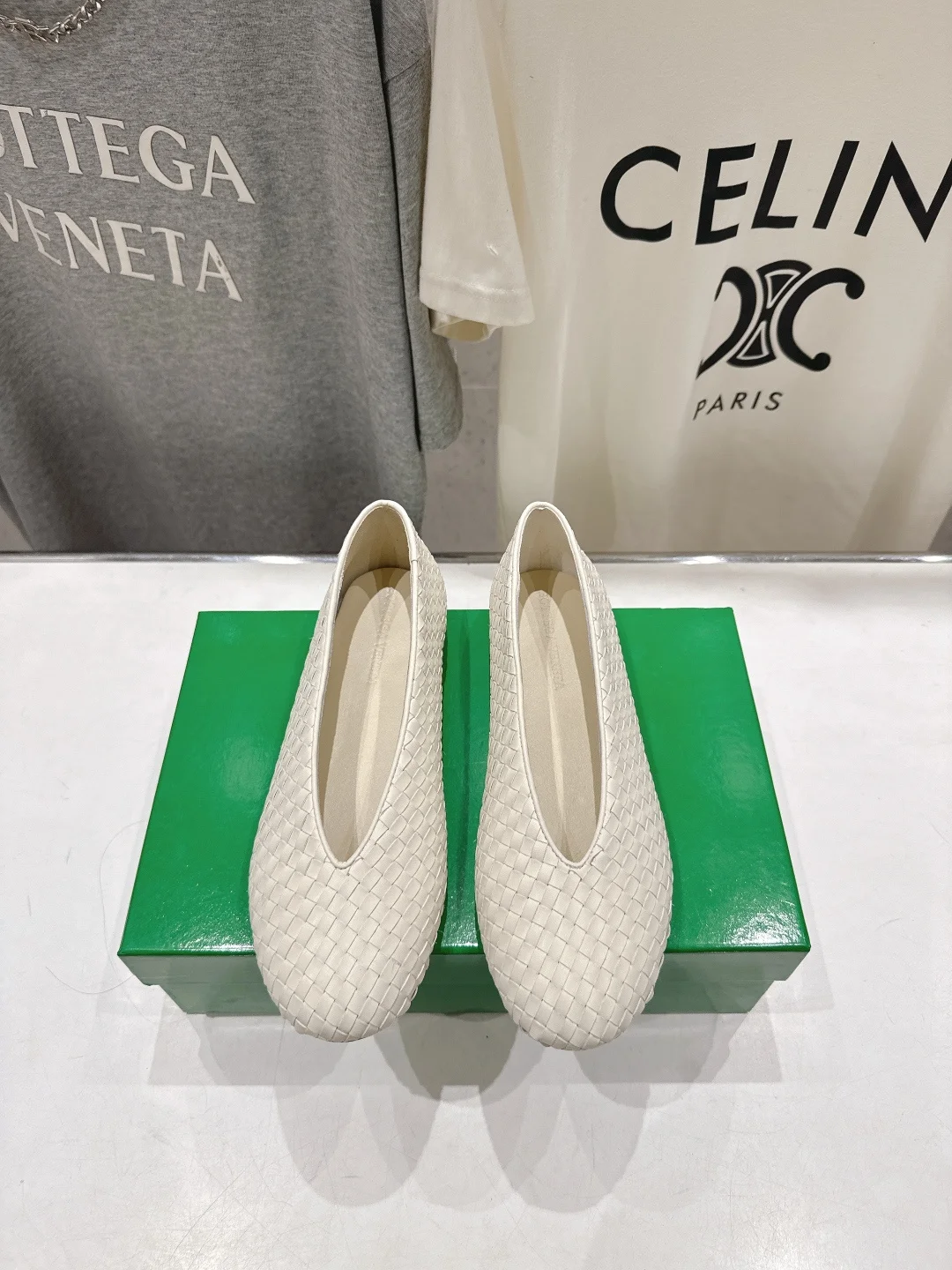 原单BV女鞋|高仿BV女鞋|精仿BV女鞋|一比一BV女鞋<p>Bottega Veneta/BV F065 2026ss新款编织玛丽珍平底鞋乐福鞋 </p><p>高定的配色 BV Rosa 手工编织芭蕾舞鞋 平底设计 柔软舒适 内置垫脚 云朵般舒适 </p><p>手工编织花边 镶嵌鞋口 超级柔软舒适 </p><p>鞋面车线选用意大利电脑针车 做工精细 采用热熔胶定型鞋头 后跟 易回弹不变形 码数 35-42 40.41.42订做不退换 </p>
