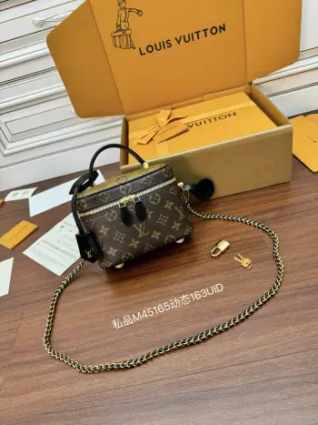 <p>独家163首发型号 M45165私品 163动态UID  进口菱形面料  品质第九次升级 进口原厂皮 专柜同步 动态电子芯片 礼品袋 保护纸 铜版电子标签 合格证 皮料是正品代工厂意大利A级树膏皮 拍摄图跟产品一致.尺寸:19x13x11CM</p>