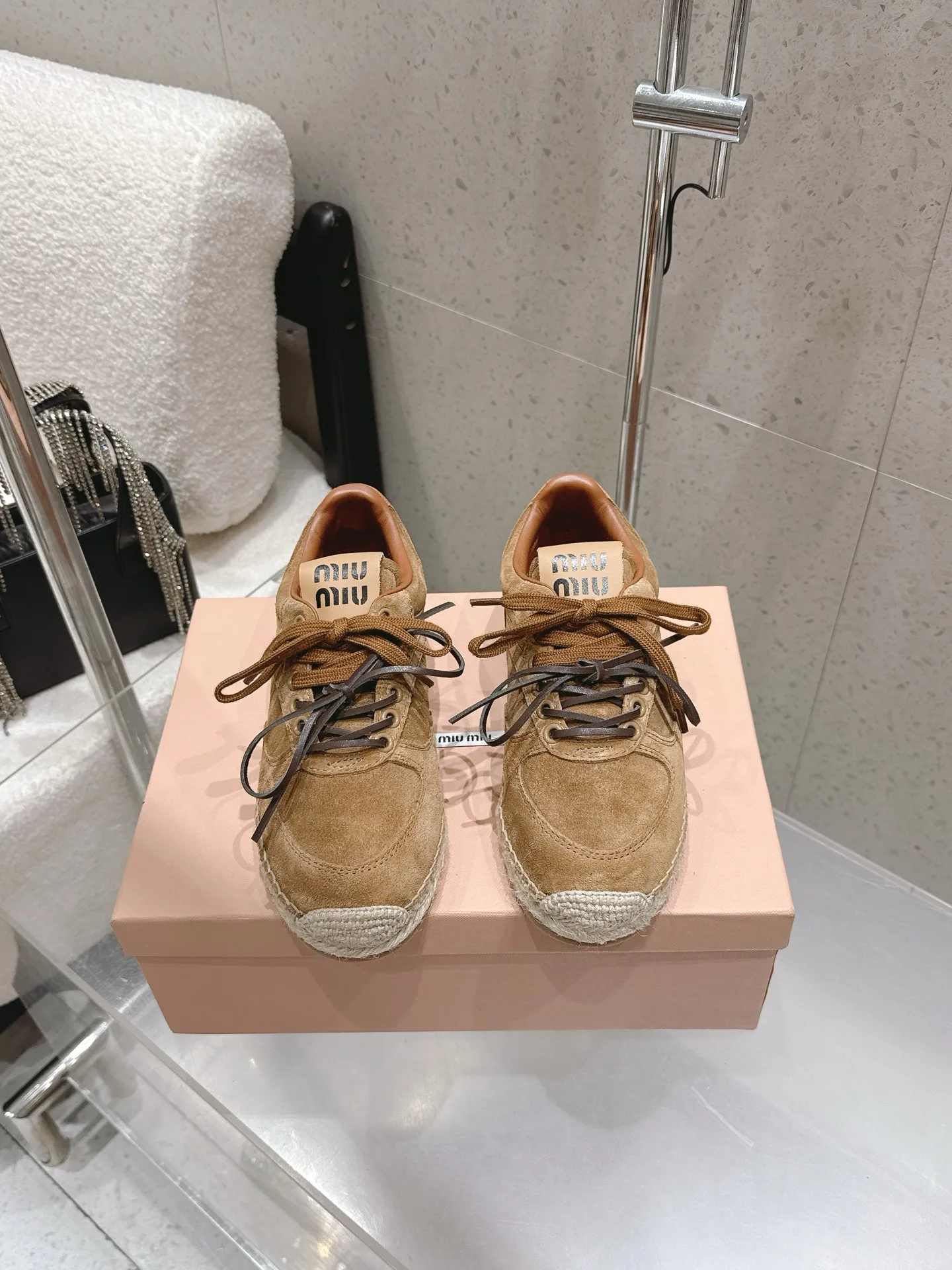 原单MIUMIU女鞋|高仿MIUMIU女鞋|精仿MIUMIU女鞋|一比一MIUMIU女鞋<p>miumiu缪缪 春夏最新款草编底德训鞋渔夫鞋</p><p>超多明星网红种草 这是品牌标志性的 miu系少女风 核心单品 完美融合了复古休闲与少女感 适配多场景穿搭 鞋身环绕天然黄麻绳编织包边 是渔夫鞋的经典元素 自带复古松弛感 同时提升了鞋款的辨识度 鞋舌/鞋垫处印有