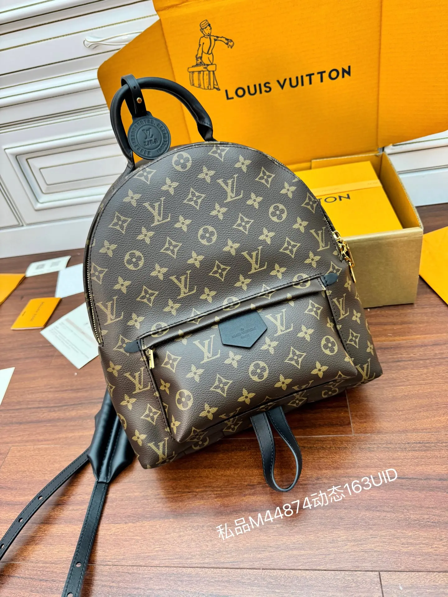 原单LV双肩包|高仿LV双肩包|精仿LV双肩包|一比一LV双肩包<p>独家163首发型号 M44874私品 163动态UID  进口菱形面料  品质第九次升级 进口原厂皮 专柜同步 动态电子芯片 礼品袋 保护纸 铜版电子标签 合格证 皮料是正品代工厂意大利A级树膏皮 拍摄图跟产品一致.尺寸:30x33x16CM</p>