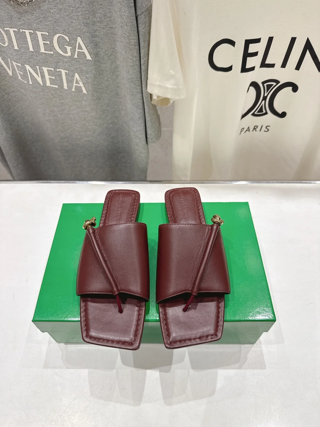 原单BV女鞋|高仿BV女鞋|精仿BV女鞋|一比一BV女鞋<p> Bottega Veneta/BV F065 2026ss夏季新款Solstice女士平底拖鞋</p><p>当慵懒假日遇上高级感 BV经典编织拖邂逅粗粝绳结五金 每一步都是松弛美学 </p><p>意大利皮革温柔包裹 手工编织纹路里藏满随性密码</p><p>金属扣环与登山绳元素碰撞 给极简注入一丝野性张力 码数 35-42 40.41.42订做不退换 </p>