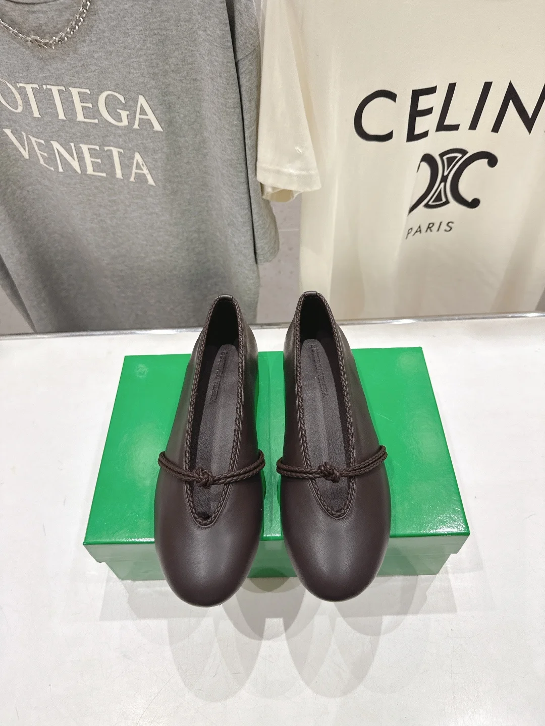 原单BV女鞋|高仿BV女鞋|精仿BV女鞋|一比一BV女鞋<p>Bottega Veneta/BV F065 2026ss新款结绳玛丽珍平底鞋乐福鞋 </p><p>高定的配色 BV Rosa 芭蕾舞鞋 平底设计 柔软舒适 内置垫脚 云朵般舒适 </p><p>手工编织花边 镶嵌鞋口 超级柔软舒适 </p><p>鞋面车线选用意大利电脑针车 做工精细 采用热熔胶定型鞋头 后跟 易回弹不变形 码数 35-42 40.41.42订做不退换 </p>