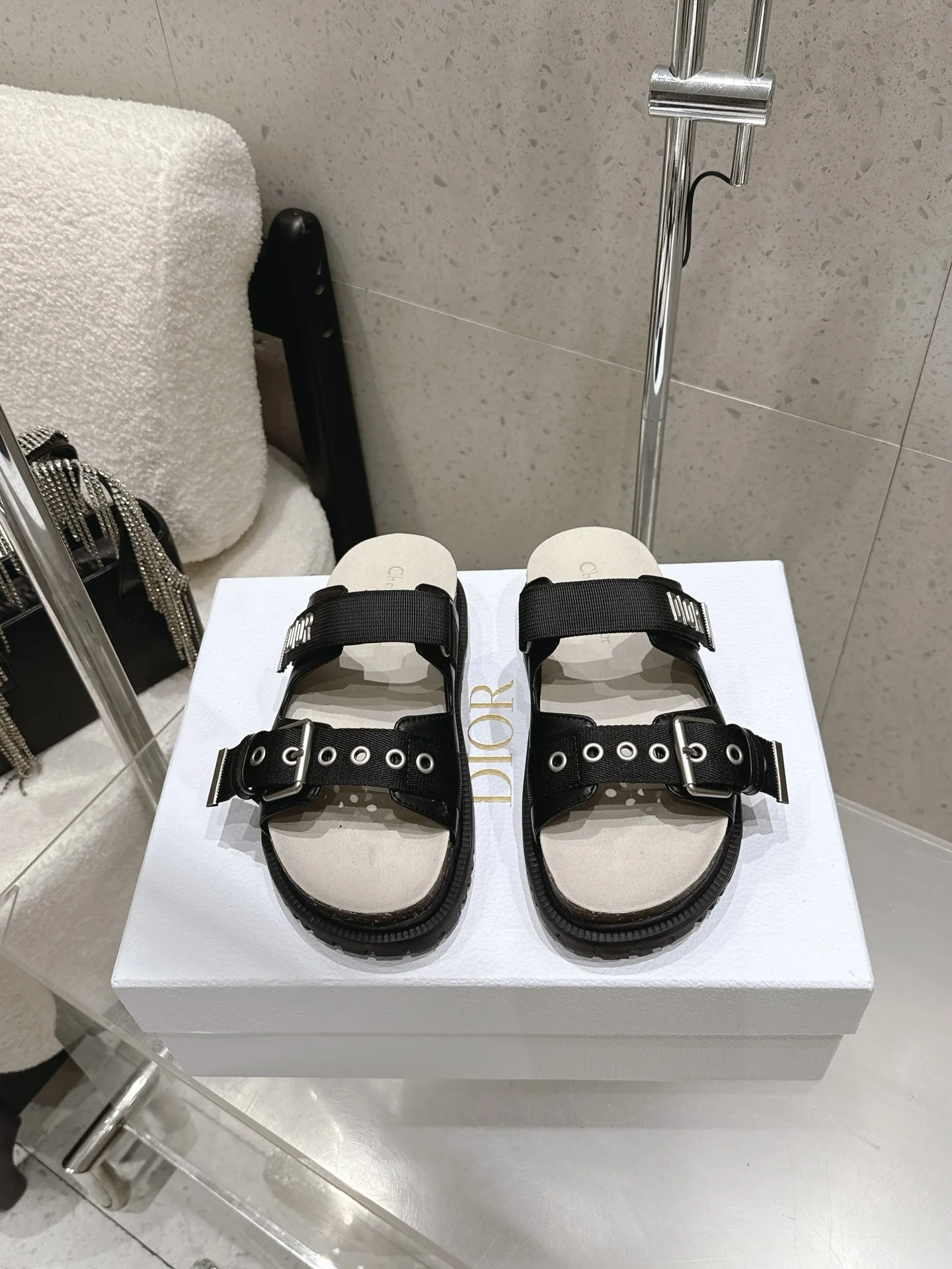 原单迪奥女鞋|高仿迪奥女鞋|精仿迪奥女鞋|一比一迪奥女鞋<p>迪奥Dior 早春新款凉鞋拖鞋  </p><p>一眼就想要的凉鞋简单大方 低调奢华 </p><p>配上醒目的克里斯汀 迪奥标志扣非常高级</p><p>穿着舒适好看而且好搭配春夏秋冬都  以穿</p><p>面料 牛皮</p><p>内里 牛皮</p><p>尺码 35-41(40.41不退不换)</p>