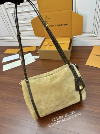 <p>独家(正品原厂进口皮)首发型号 M26358私品 163动态UID  进口菱形面料  品质和材料第九次再次升级 专柜同步 动态电子芯片 礼品袋 保护纸 铜版电子标签 合格证 皮料是正品代工厂意大利A级树膏皮 私品 是在于品质 五金 面料 手工 油边 是A级出品 拍摄图跟产品一致.尺寸 36x24x18.5CM</p>