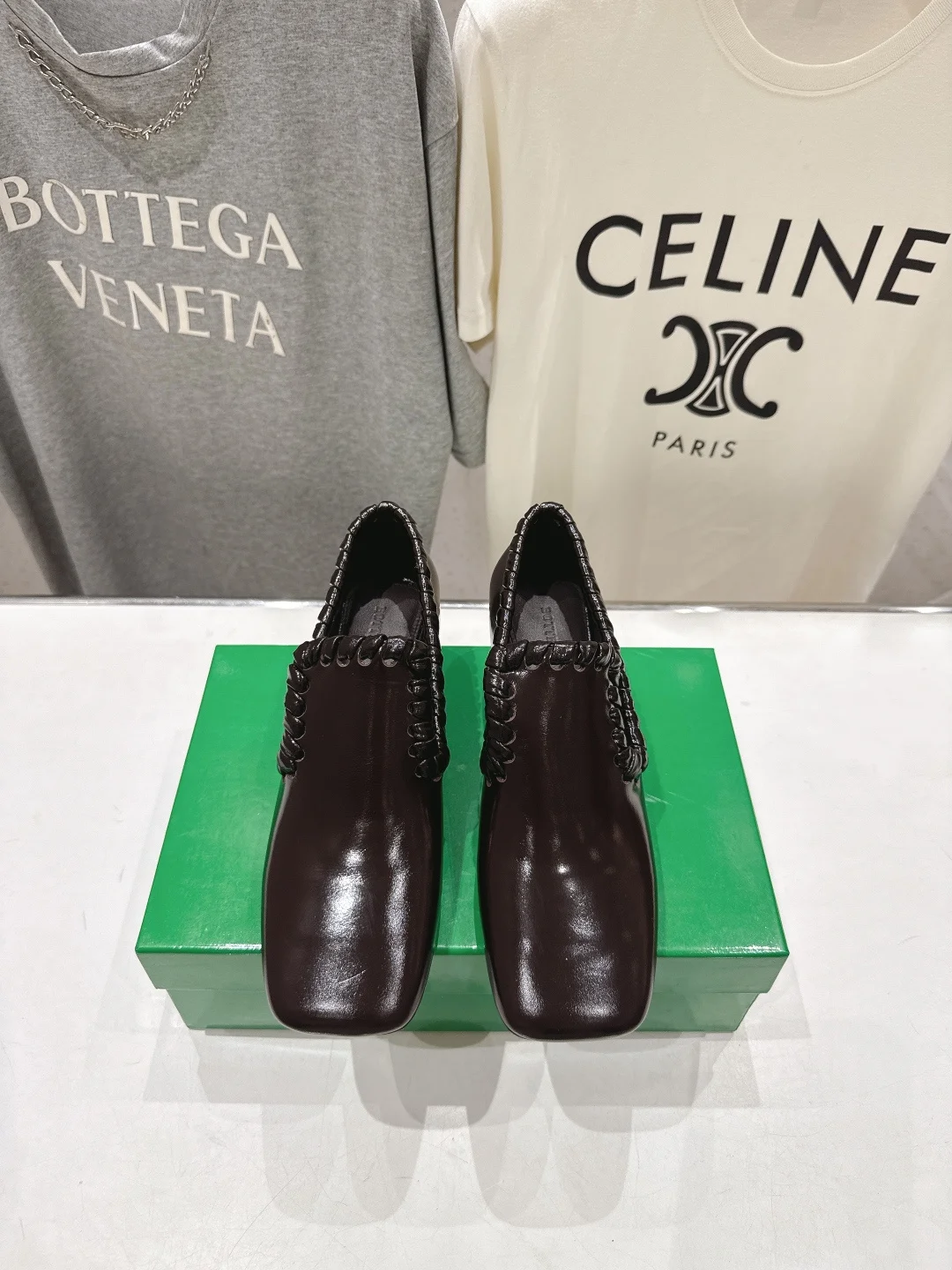 原单BV女鞋|高仿BV女鞋|精仿BV女鞋|一比一BV女鞋<p>Bottega Veneta/BV F065 2026ss新款Sabato鞋口穿皮工艺高跟鞋乐福鞋 原版一比一做法 </p><p>当今流行的又一趋势 天花板啦 最全色百搭 精致高跟 包裹面料 鞋口手工穿皮工艺 用心设计 绝不马虎 耐穿舒适 </p><p>鞋面车线选用意大利电脑针车码数 35-42 40 41 42 定制不退换 </p>
