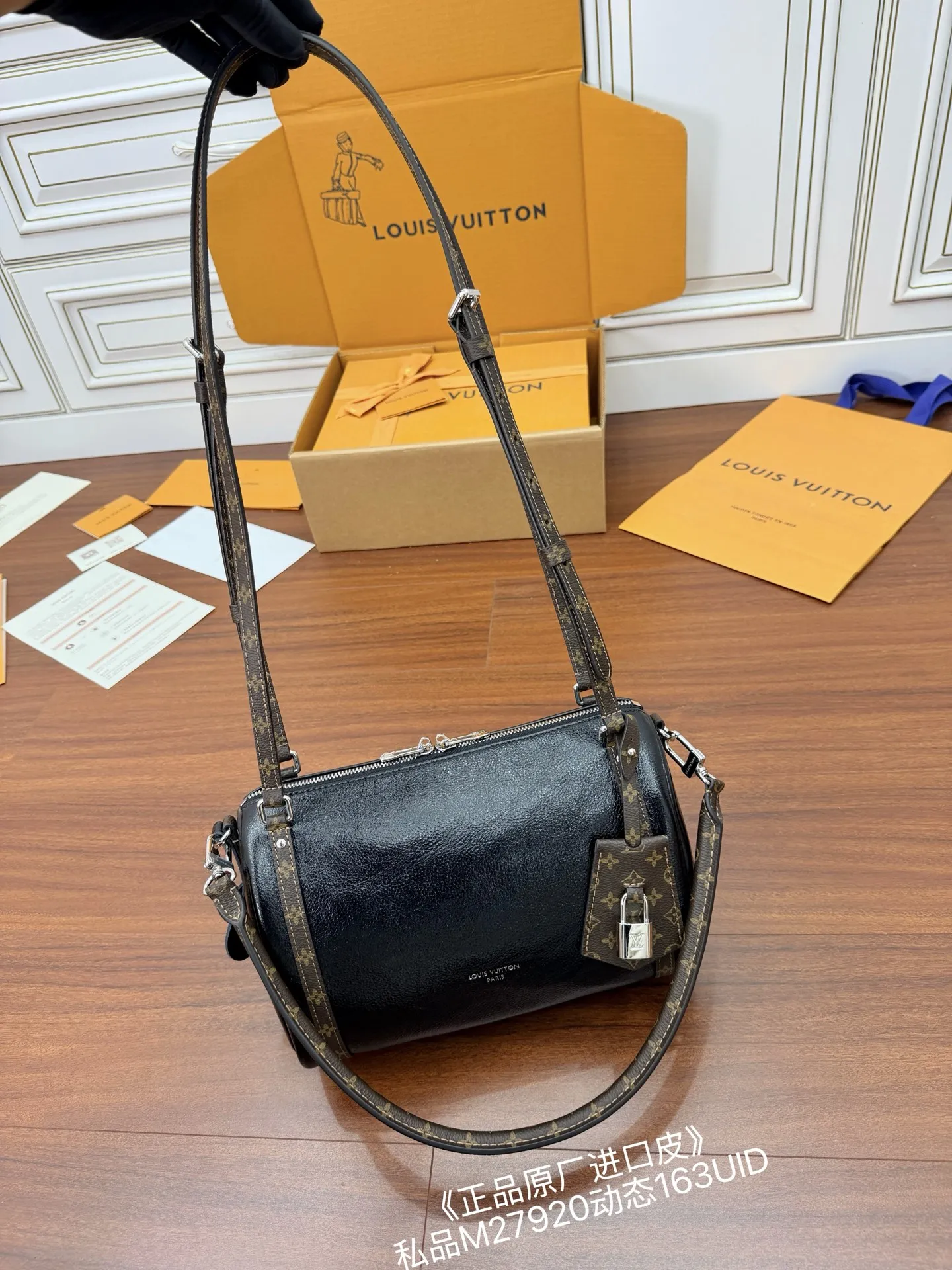 原单LV女包|高仿LV女包|精仿LV女包|一比一LV女包<p>独家(正品原厂进口皮)首发型号 M27920私品 163动态UID  进口菱形面料  品质和材料第九次再次升级 专柜同步 动态电子芯片 礼品袋 保护纸 铜版电子标签 合格证 皮料是正品代工厂意大利A级树膏皮 私品 是在于品质 五金 面料 手工 油边 是A级出品 拍摄图跟产品一致.尺寸 26x17x13.5CM</p>