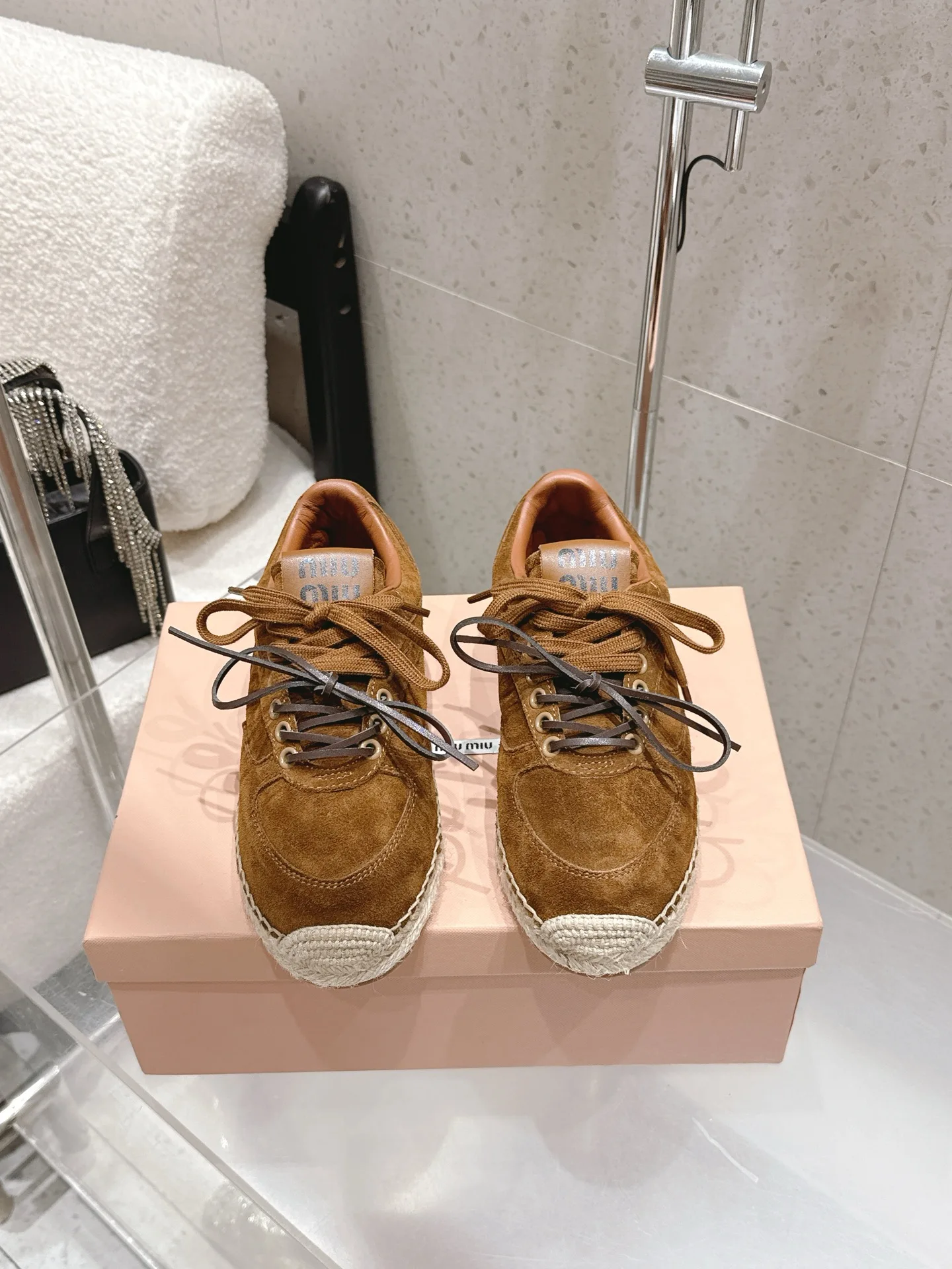 原单MIUMIU女鞋|高仿MIUMIU女鞋|精仿MIUMIU女鞋|一比一MIUMIU女鞋<p>miumiu缪缪 春夏最新款草编底德训鞋渔夫鞋</p><p>超多明星网红种草 这是品牌标志性的 miu系少女风 核心单品 完美融合了复古休闲与少女感 适配多场景穿搭 鞋身环绕天然黄麻绳编织包边 是渔夫鞋的经典元素 自带复古松弛感 同时提升了鞋款的辨识度 鞋舌/鞋垫处印有