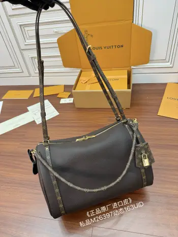<p>独家(正品原厂进口皮)首发型号 M26397私品 163动态UID  进口菱形面料  品质和材料第九次再次升级 专柜同步 动态电子芯片 礼品袋 保护纸 铜版电子标签 合格证 皮料是正品代工厂意大利A级树膏皮 私品 是在于品质 五金 面料 手工 油边 是A级出品 拍摄图跟产品一致.尺寸 36x24x18.5CM</p>
