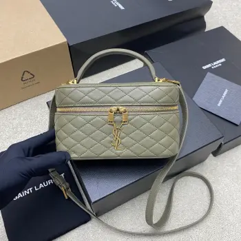 <p>P苔藓绿羊皮/金原厂皮 精品专供</p><p>最新爆款𝙈𝙞𝙣𝙞羊皮革肩带手拿包化妆包到货 环绕式拉链手拿包 饰以𝙇𝙀 𝘾𝘼𝙎𝙎𝘼𝙉𝘿𝙍𝙀和菱形绗缝包缝 羊皮内衬 古铜色配件拉链开合一个卡片槽位 此款多功能单品配有皮革顶部提手和可调节可拆卸肩带 可肩背或斜挎 </p><p>型号 766731 原厂皮 </p><p>尺寸 18×11×6.5𝙘𝙢 </p>