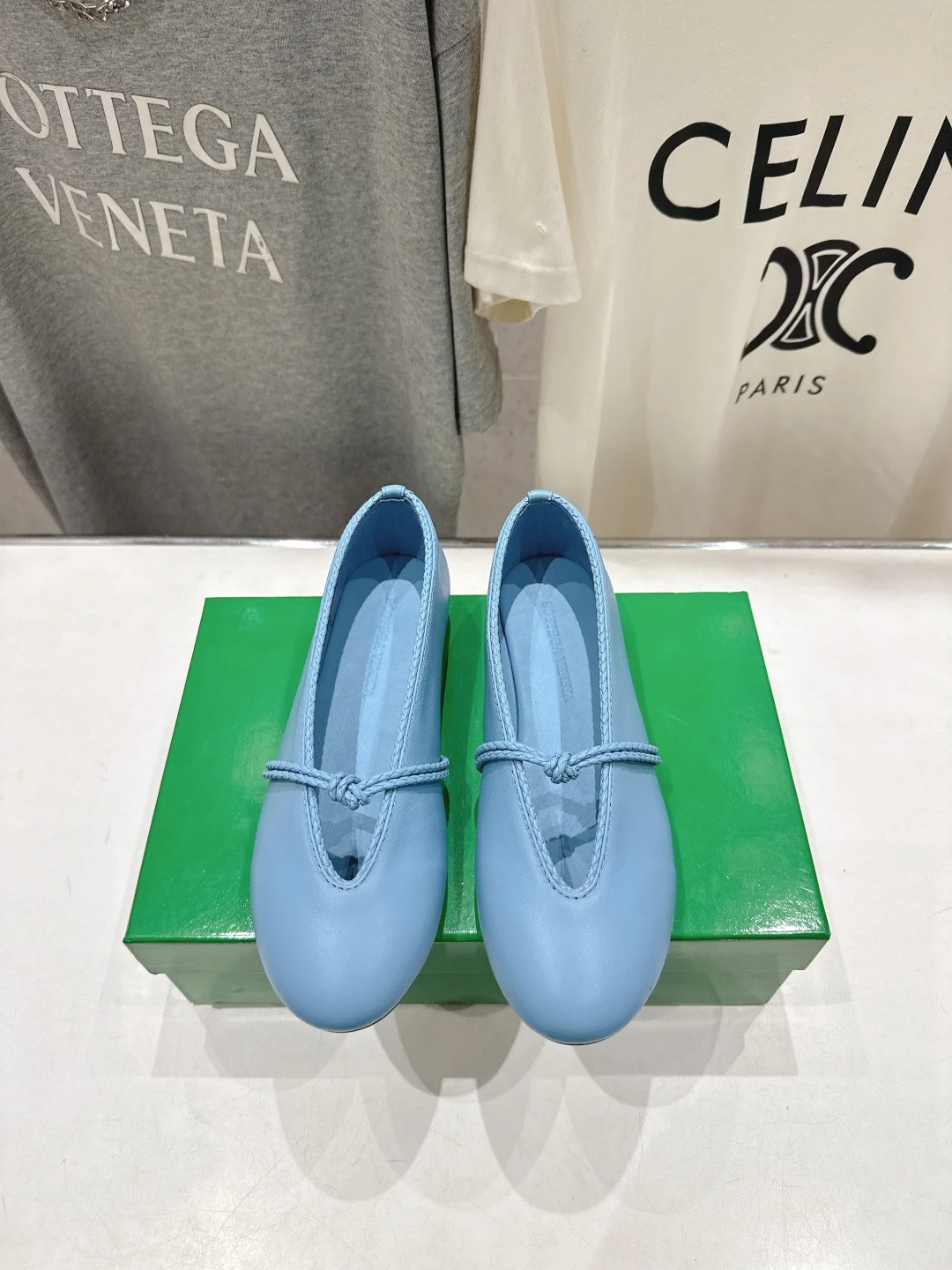 原单BV女鞋|高仿BV女鞋|精仿BV女鞋|一比一BV女鞋<p>Bottega Veneta/BV F065 2026ss新款结绳玛丽珍平底鞋乐福鞋 </p><p>高定的配色 BV Rosa 芭蕾舞鞋 平底设计 柔软舒适 内置垫脚 云朵般舒适 </p><p>手工编织花边 镶嵌鞋口 超级柔软舒适 </p><p>鞋面车线选用意大利电脑针车 做工精细 采用热熔胶定型鞋头 后跟 易回弹不变形 码数 35-42 40.41.42订做不退换 </p>