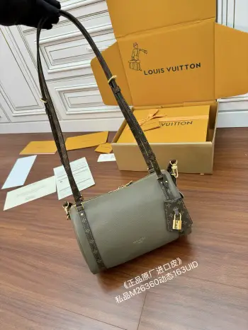 <p>独家(正品原厂进口皮)首发型号 M26360私品 163动态UID  进口菱形面料  品质和材料第九次再次升级 专柜同步 动态电子芯片 礼品袋 保护纸 铜版电子标签 合格证 皮料是正品代工厂意大利A级树膏皮 私品 是在于品质 五金 面料 手工 油边 是A级出品 拍摄图跟产品一致.尺寸 26x17x13.5CM</p>