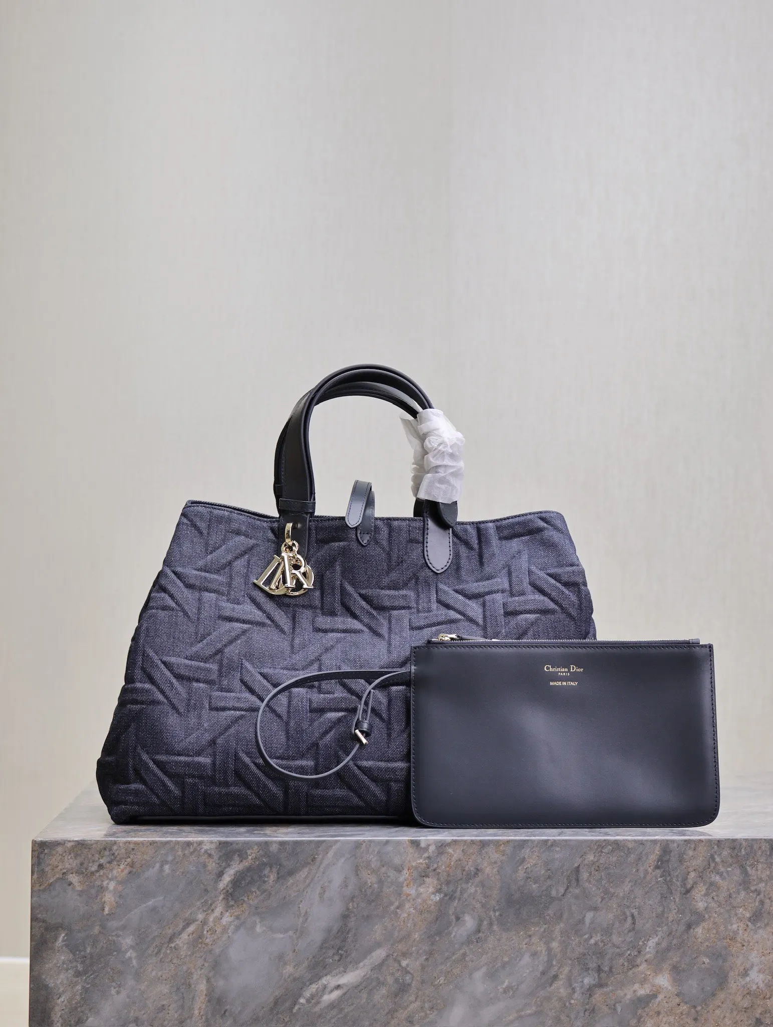 原单迪奥女包|高仿迪奥女包|精仿迪奥女包|一比一迪奥女包<p>大号 Dior Toujours 手袋 牛仔布压藤格 </p><p>这款 Dior Toujours 手袋休闲实用 别具一格 采用蓝色牛仔面料等材质精心制作 饰以 Graphic 藤格纹图案 以 3D 效果的时尚版本全新演绎 Dior 的经典图案 型号 1188</p>