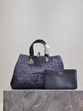 <p>大号 Dior Toujours 手袋 牛仔布压藤格 </p><p>这款 Dior Toujours 手袋休闲实用 别具一格 采用蓝色牛仔面料等材质精心制作 饰以 Graphic 藤格纹图案 以 3D 效果的时尚版本全新演绎 Dior 的经典图案 型号 1188</p>