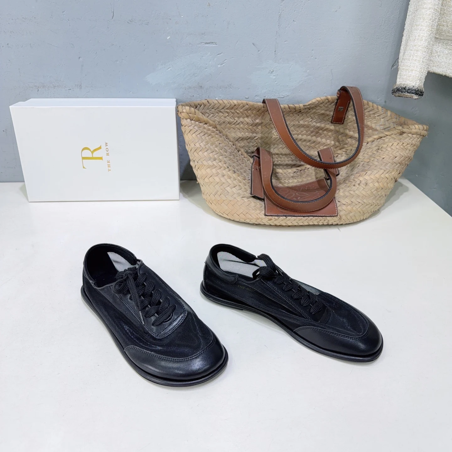 原单其他女鞋|高仿其他女鞋|精仿其他女鞋|一比一其他女鞋<p>小众潮牌THE Row26春夏最新简易网纱拼色系带平底休闲鞋 小红书被点爆的一款最新单品 一眼情定the row 板鞋 即便是一双普通的运动鞋row 家依旧看起来充满高级感 春夏搭配透气网纱复古有洋气 设计时髦倍增 经典圆头鞋楦呼应永远经典</p>