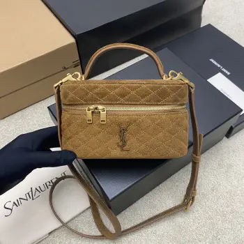 <p>P焦糖磨砂皮/金YSLGaby Vanity化妆盒包 咖啡磨砂反绒皮+菱格纹缝线 金属YSL标志超有辨识度 拉链开合 手提or斜挎都OK 肩带可调节拆卸 日常出行 轻便场合都能轻松驾驭 复古优雅风 秋冬搭配超加分 容量刚好能装手机 化妆品等小物 实用又时髦 是YSL经典热门款 </p><p>型号 766731  原厂皮 </p><p>尺寸 18x11x6.5cm</p>