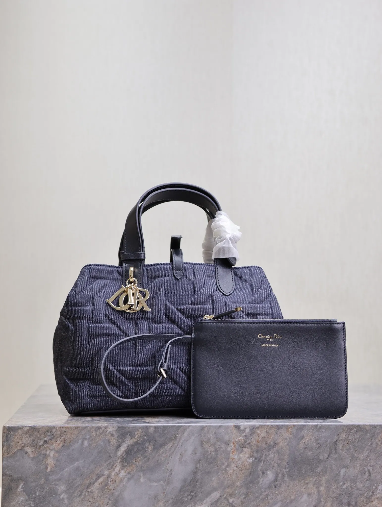 原单迪奥女包|高仿迪奥女包|精仿迪奥女包|一比一迪奥女包<p>中号 Dior Toujours 手袋 牛仔布压藤格 </p><p>这款 Dior Toujours 手袋休闲实用 别具一格 采用蓝色牛仔面料等材质精心制作 饰以 Graphic 藤格纹图案 以 3D 效果的时尚版本全新演绎 Dior 的经典图案 型号 1188</p>