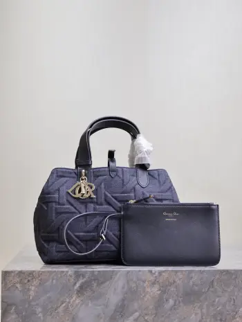 <p>中号 Dior Toujours 手袋 牛仔布压藤格 </p><p>这款 Dior Toujours 手袋休闲实用 别具一格 采用蓝色牛仔面料等材质精心制作 饰以 Graphic 藤格纹图案 以 3D 效果的时尚版本全新演绎 Dior 的经典图案 型号 1188</p>
