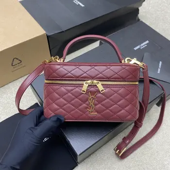 <p>P枣红羊皮/金原厂皮 精品专供</p><p>最新爆款𝙈𝙞𝙣𝙞羊皮革肩带手拿包化妆包到货 环绕式拉链手拿包 饰以𝙇𝙀 𝘾𝘼𝙎𝙎𝘼𝙉𝘿𝙍𝙀和菱形绗缝包缝 羊皮内衬 古铜色配件拉链开合一个卡片槽位 此款多功能单品配有皮革顶部提手和可调节可拆卸肩带 可肩背或斜挎 </p><p>型号 766731 原厂皮 </p><p>尺寸 18×11×6.5𝙘𝙢 </p>