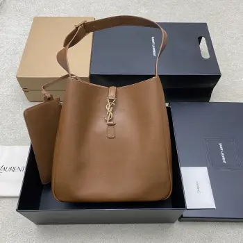 <p>P棕平纹/金YSL 全新升级版带小包  Hobo腋下包 黑色头层牛皮+金色Logo 简约又高级 肩带可调节 单肩/手提都OK 通勤休闲都能搭 小包  拆卸 内部有隔层和拉链袋 收纳超方便 皮质柔软轻盈 容量适中 日常用品轻松装下 搭配杜邦纸内胆包 底部更稳 空间更整洁 实用又时髦 是YSL经典热门款 </p><p>型号 850545</p><p>尺寸 30x31x13cm</p>