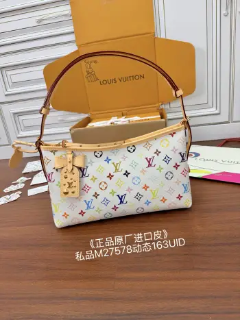 <p>独家(正品原厂进口皮)首发型号 M27578私品 163动态UID  进口菱形面料  品质和材料第九次再次升级 专柜同步 动态电子芯片 礼品袋 保护纸 铜版电子标签 合格证 皮料是正品代工厂意大利A级树膏皮 私品 是在于品质 五金 面料 手工 油边 是A级出品 拍摄图跟产品一致.尺寸 36x10x9CM</p>