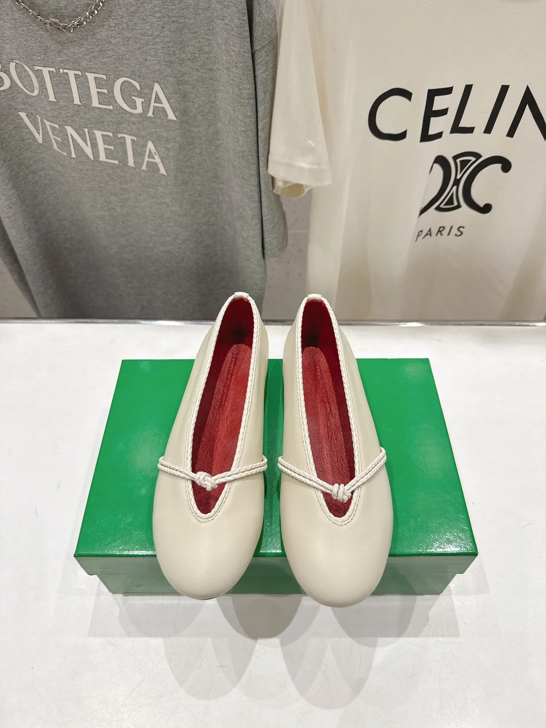 原单BV女鞋|高仿BV女鞋|精仿BV女鞋|一比一BV女鞋<p>Bottega Veneta/BV F065 2026ss新款结绳玛丽珍平底鞋乐福鞋 </p><p>高定的配色 BV Rosa 芭蕾舞鞋 平底设计 柔软舒适 内置垫脚 云朵般舒适 </p><p>手工编织花边 镶嵌鞋口 超级柔软舒适 </p><p>鞋面车线选用意大利电脑针车 做工精细 采用热熔胶定型鞋头 后跟 易回弹不变形 码数 35-42 40.41.42订做不退换 </p>