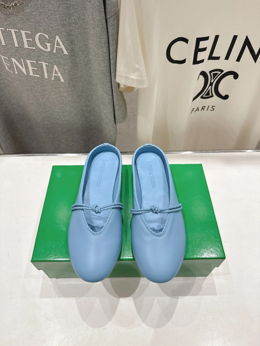 原单BV女鞋|高仿BV女鞋|精仿BV女鞋|一比一BV女鞋<p>Bottega Veneta/BV F065 2026ss新款结绳玛丽珍半包拖鞋乐福鞋 </p><p>高定的配色 BV Rosa 芭蕾舞鞋 平底设计 柔软舒适 内置垫脚 云朵般舒适 </p><p>手工编织花边 镶嵌鞋口 超级柔软舒适 </p><p>鞋面车线选用意大利电脑针车 做工精细 采用热熔胶定型鞋头 后跟 易回弹不变形 码数 35-42 40.41.42订做不退换 </p>