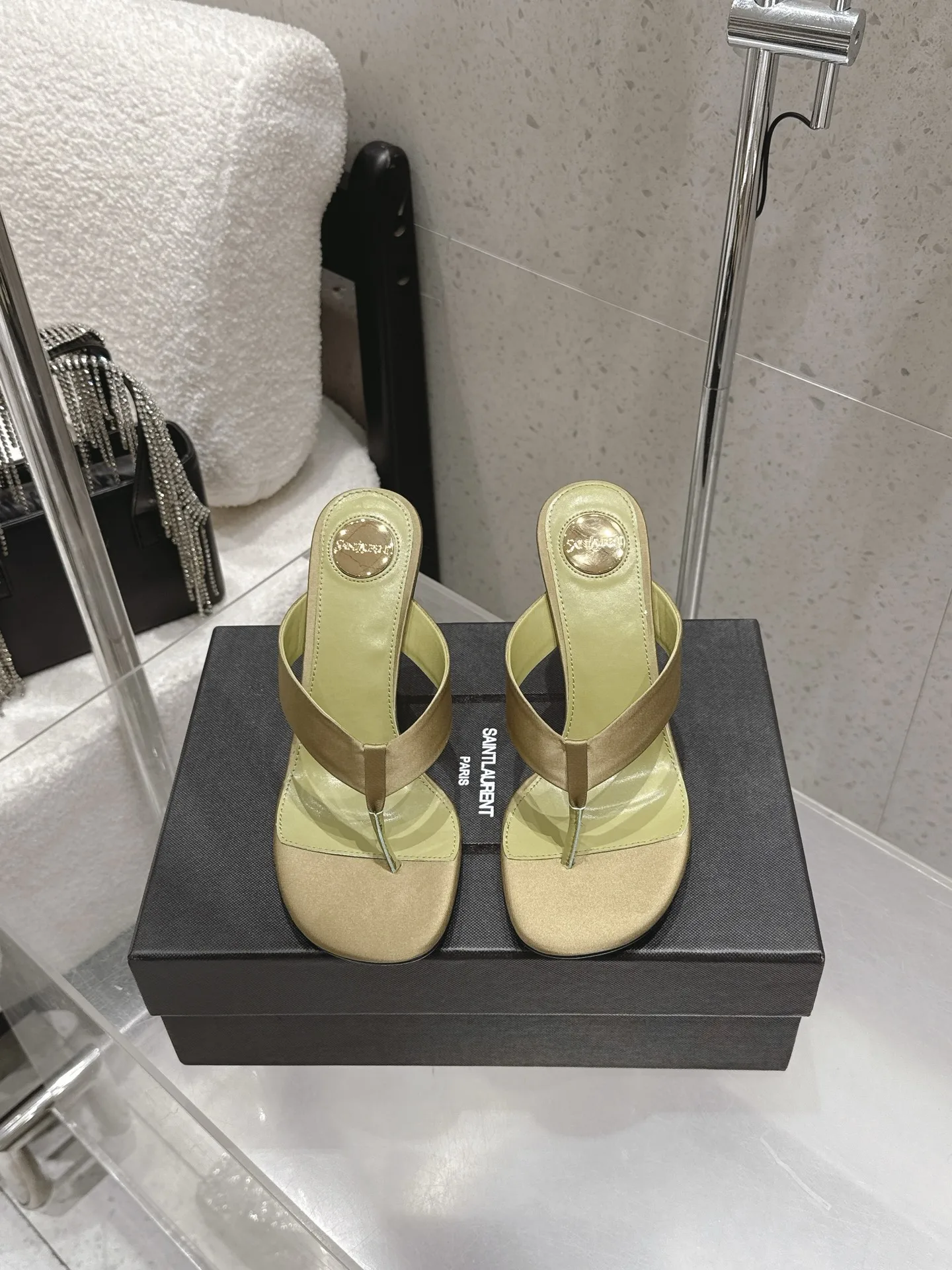 原单圣罗兰女鞋|高仿圣罗兰女鞋|精仿圣罗兰女鞋|一比一圣罗兰女鞋<p>Saint Laurent 圣罗兰 YSL春夏新款 尖头 五金扣 真丝 高跟鞋夹趾人字拖鞋 </p><p>YSL走秀款高跟鞋 各种小裙子搭配起来 完全不挑脚型哦 YSL Logo跟特别好看 在光线的照耀下呈现幻彩 真的美的过分 上脚显白的让人上头 释放无限优雅魅力 探索更多臻选高跟鞋 </p>