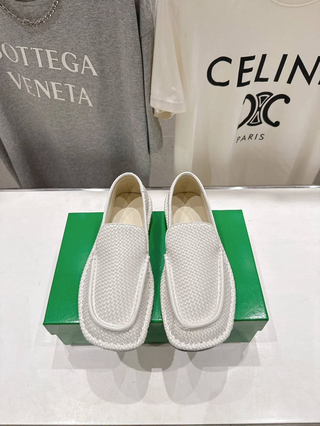 原单BV男鞋|高仿BV男鞋|精仿BV男鞋|一比一BV男鞋<p> Bottega Veneta/BV F065 2026ss新款真皮手工编织 Astaire一脚蹬平底鞋乐福鞋 情侣款 原版一比一做法 </p><p>当今流行的又一趋势 天花板啦 最全色百搭 精致平底 包裹面料 同色跟皮 用心设计 绝不马虎 耐穿舒适</p><p>鞋面车线选用意大利电脑针车 做工精细码数 35-45 女40.41 男45定制不退换 </p>