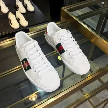 情侣款电绣面小白鞋