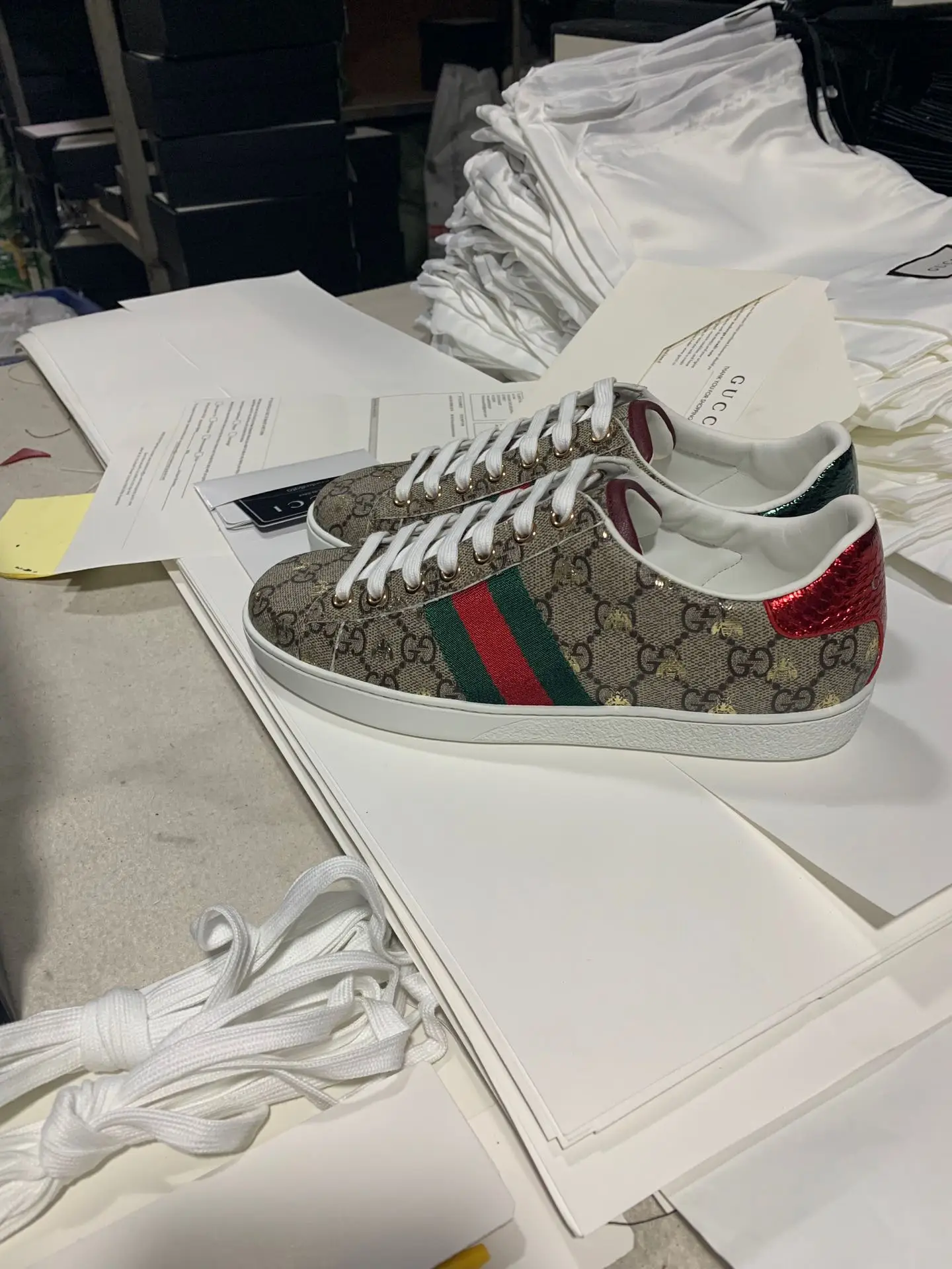 原单古奇男鞋|高仿古奇男鞋|精仿古奇男鞋|一比一古奇男鞋<p>古驰 ACEGucci——最新GG情侣款小白鞋升级版 近几年一直火爆 新色更新不断 明星 网红 直播等必定种草打call</p><p>经典时尚风格 5D绘图打印 女款35—40/39—44男款(45定做不退换) </p><p>情侣款 </p>