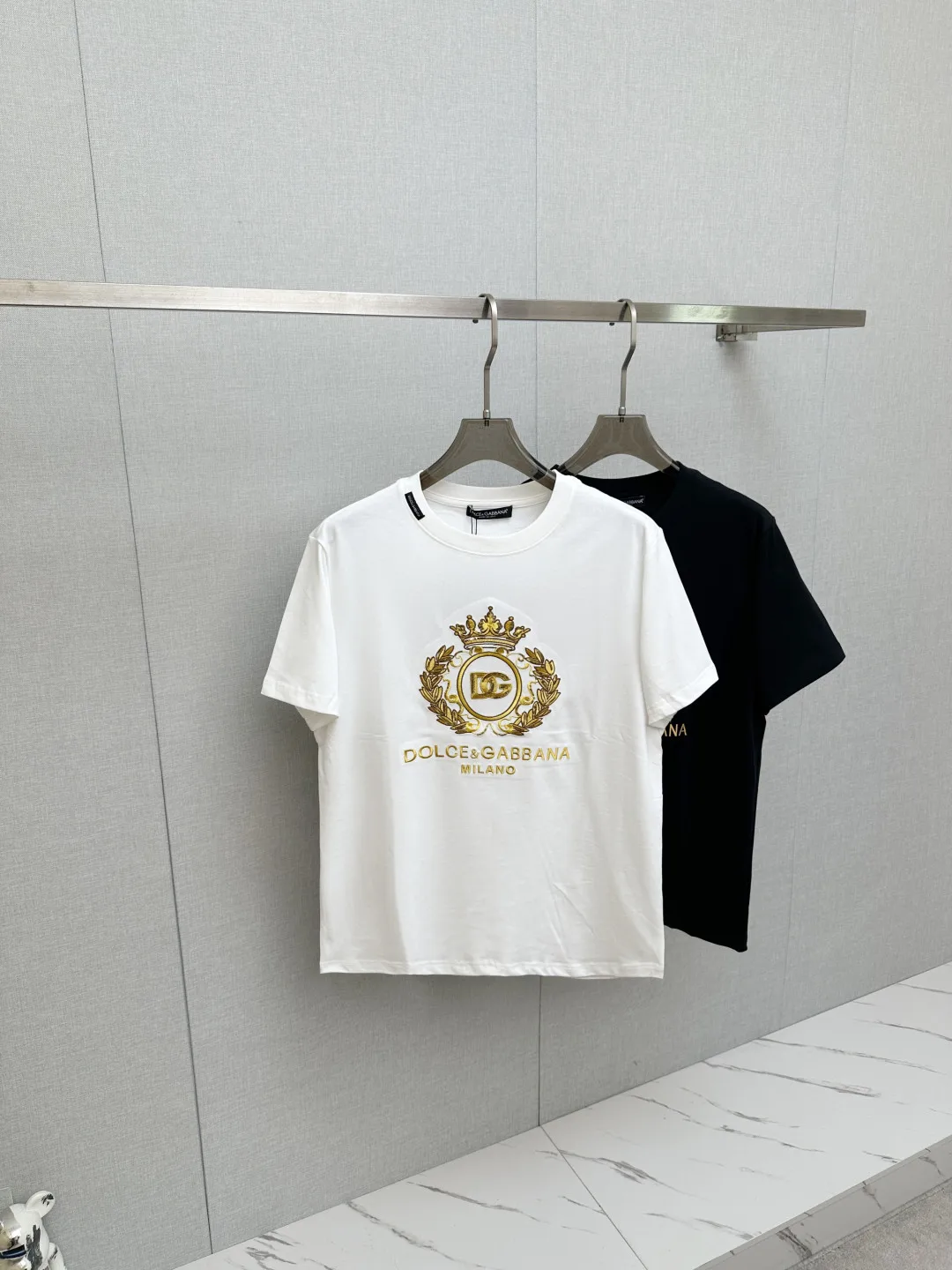 原单短袖T恤男装|高仿短袖T恤男装|精仿短袖T恤男装|一比一短袖T恤男装<p> DG 顶级品质 2026新品短袖 原版定制面料 手感柔软 顶级进口私货 时尚设计潮流短袖 不失奢华 品质毋庸置疑 上身效果超赞 奢华官网同款 尺码 S—2XL</p>