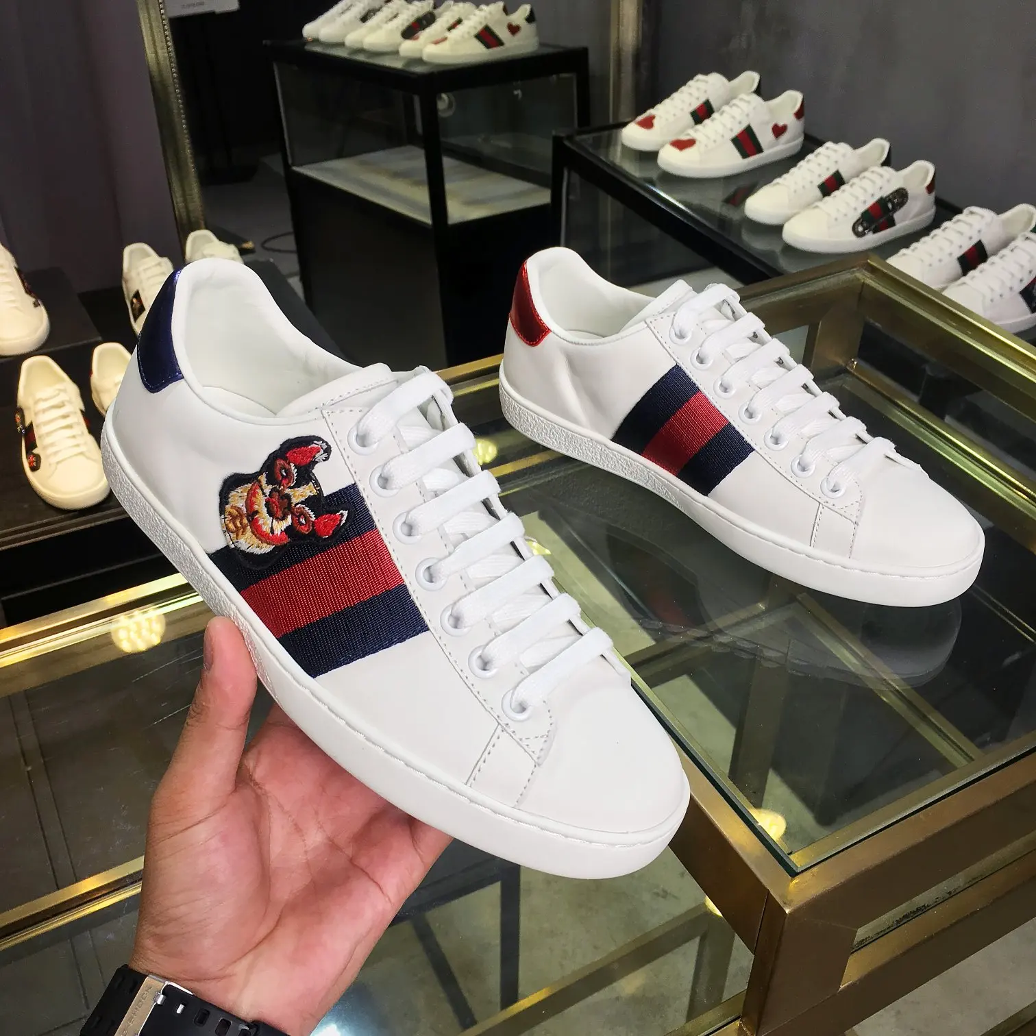 原单古奇男鞋|高仿古奇男鞋|精仿古奇男鞋|一比一古奇男鞋<p>古驰 ACEGucci——最新GG情侣款小白鞋升级版 近几年一直火爆 新色更新不断 明星 网红 直播等必定种草打call</p><p>经典时尚风格 5D绘图打印 女款35—40/39—44男款(45定做不退换) </p><p>情侣款 </p>