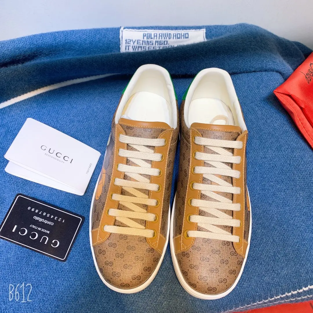 原单古奇男鞋|高仿古奇男鞋|精仿古奇男鞋|一比一古奇男鞋<p>古驰 ACEGucci——最新GG情侣款小白鞋升级版 近几年一直火爆 新色更新不断 明星 网红 直播等必定种草打call</p><p>经典时尚风格 5D绘图打印 女款35—40/39—44男款(45定做不退换) </p><p>情侣款 </p>