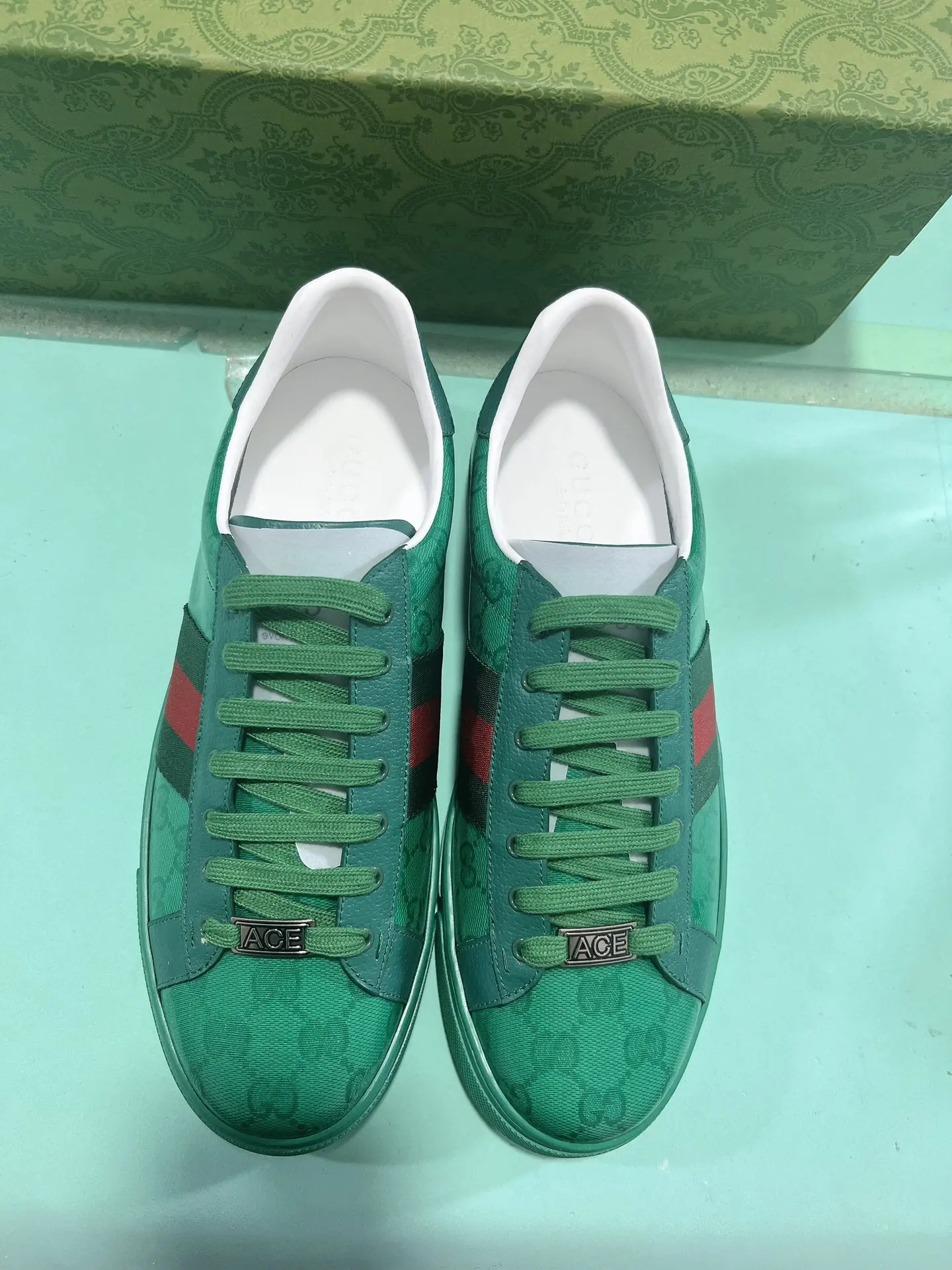 原单古奇男鞋|高仿古奇男鞋|精仿古奇男鞋|一比一古奇男鞋<p>古驰 ACEGucci——最新GG情侣款小白鞋升级版 近几年一直火爆 新色更新不断 明星 网红 直播等必定种草打call</p><p>经典时尚风格 5D绘图打印 女款35—40/39—44男款(45定做不退换) </p><p>情侣款 </p>
