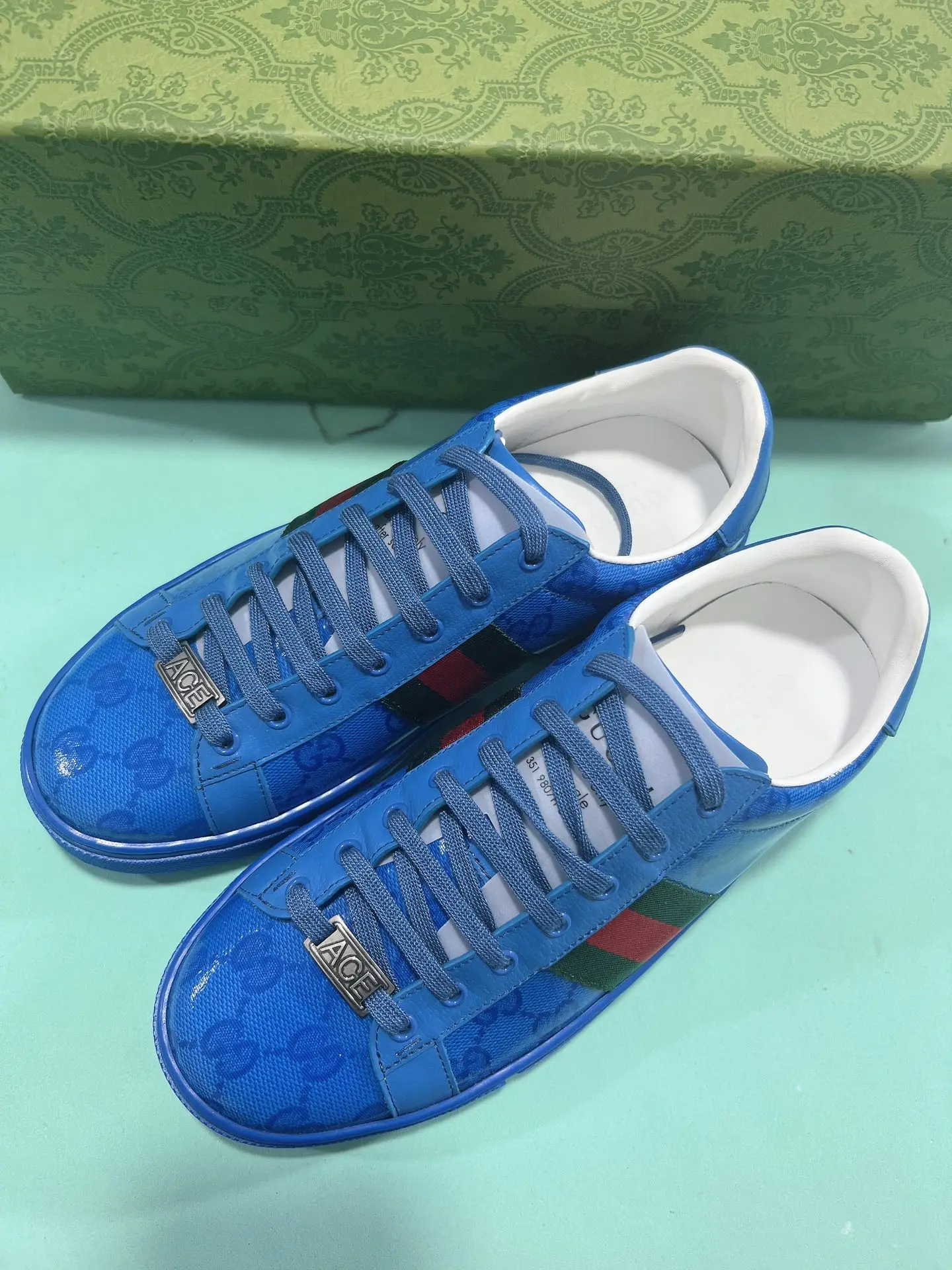 原单古奇男鞋|高仿古奇男鞋|精仿古奇男鞋|一比一古奇男鞋<p>古驰 ACEGucci——最新GG情侣款小白鞋升级版 近几年一直火爆 新色更新不断 明星 网红 直播等必定种草打call</p><p>经典时尚风格 5D绘图打印 女款35—40/39—44男款(45定做不退换) </p><p>情侣款 </p>