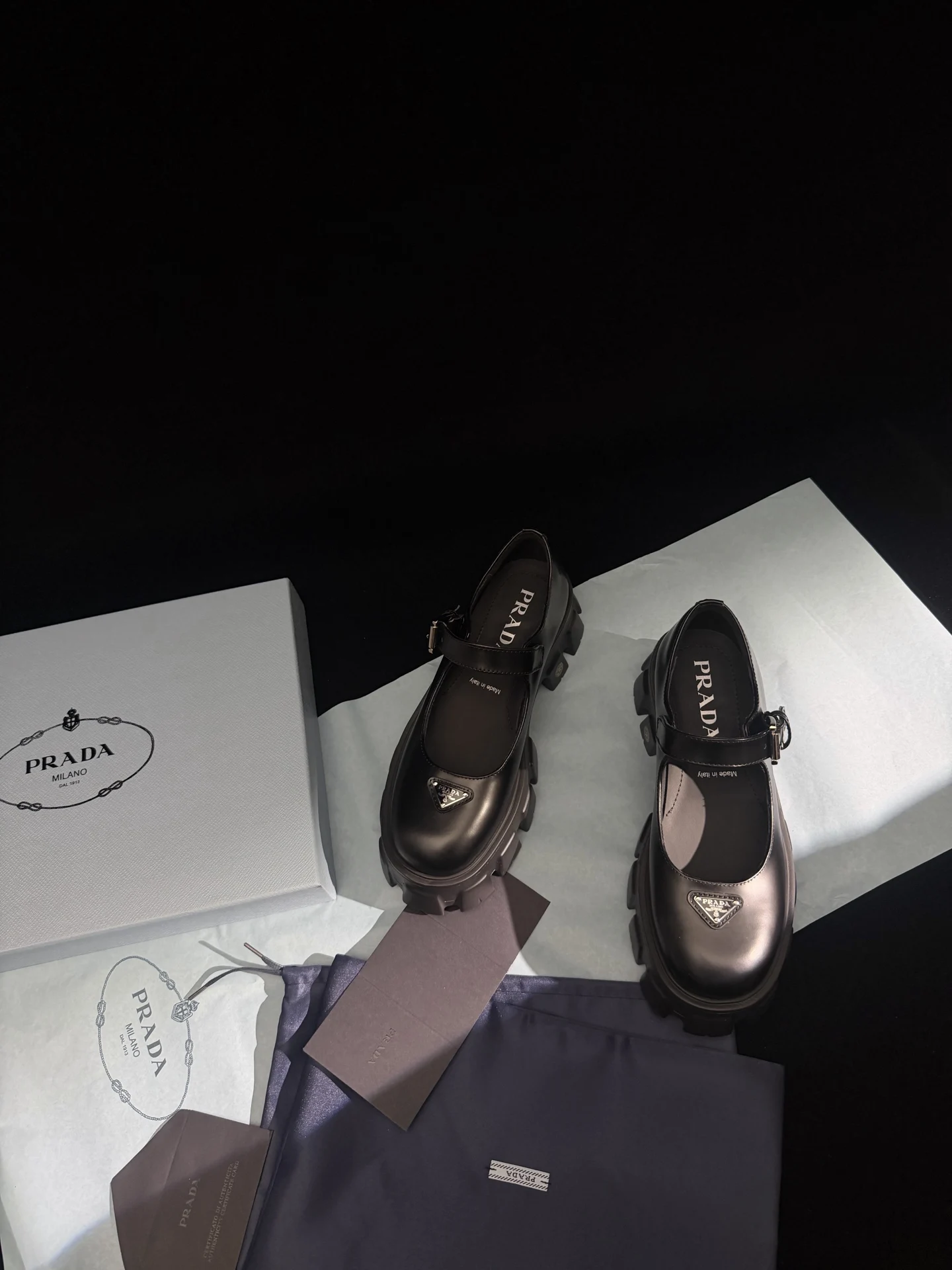 原单普拉达女鞋|高仿普拉达女鞋|精仿普拉达女鞋|一比一普拉达女鞋<p>𝐏𝐑𝐀𝐃𝐀新品厚底玛丽珍鞋/黑色哑光</p><p>鞋跟5.5cm玛丽珍鞋出新款啦 采用了更有质感的荔枝纹牛皮 加高了鞋底却保持极轻的重量 太百搭了 可盐可甜 穿各种小裙子小短裤再配个袜子很绝 </p><p>鞋面材质:头层开边珠牛皮</p><p>鞋里材质:牛皮</p><p>鞋底材质:原版橡胶组合底 5.5CM </p><p>鞋码选购:女款35-40(40定制 </p>